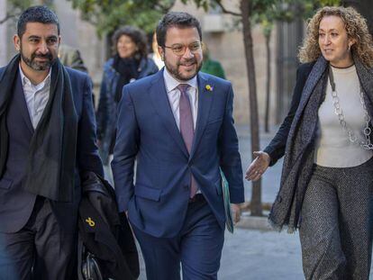 Pere Aragonès, en el centro, con los consejeros Chakir El-Homrani y Ester Capella.