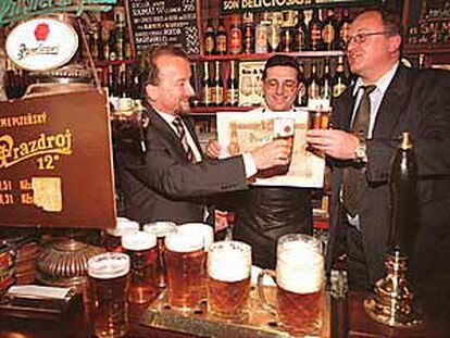 Ángel Monge brinda en su bodega con el maestro cervecero de la familia checa Vàclav Berka.