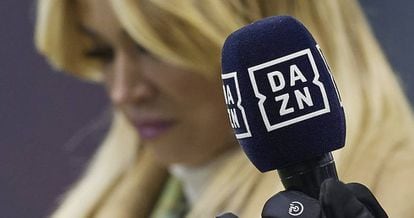 Un micrófono de Dazn en una retransmisión deportiva en Italia