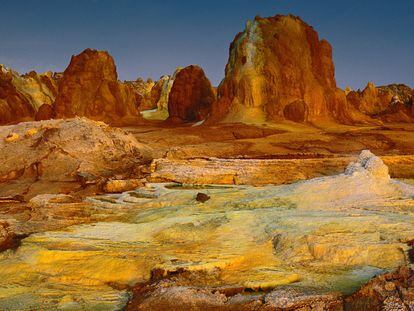 Formaciones hidrotermales en lo más alto del Dallo, una mezcla de agua caliente, magma y minerales. El aire huele a azufre y al amanecer la temperatura sobrepasa
ya los 30 grados.