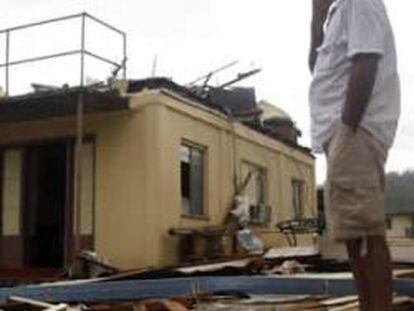 Un hombre observa su casa tras el ciclón Yasi