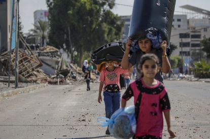 Niños evacúan la ciudad de Gaza, tras el aviso israelí, este viernes. 
