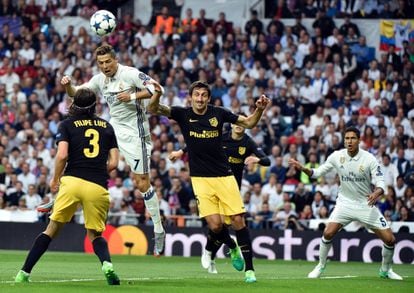 El delantero del Real Madrid Cristiano Ronaldo marca el primer gol del partido contra el Atlético de Madrid. 