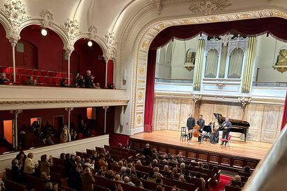 Los cuatro solistas saludan al público de la Sociedad Filarmónica de Bilbao, al final del concierto.