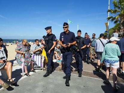 Polic&iacute;as franceses durante un operativo de seguridad durante las vacaciones de verano.