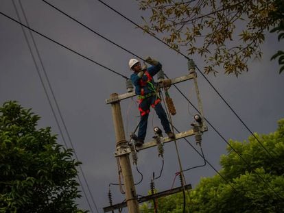 Un obrero electricista en Ciudad de México. 