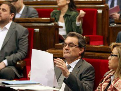 El presidente Artur Mas, durante la sesión de control al gobierno. A la derecha, la vicepresidenta Joana Ortea.