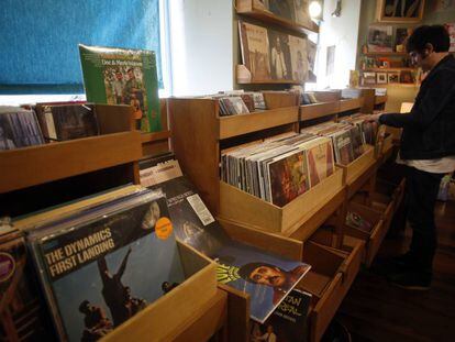 El dueño de la tienda de discos madrileña Radio City, situada en la calle Conde Duque, 14, de Madrid, revisa su catálogo de vinilos.