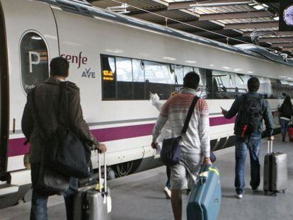 Pasajeros en el and&eacute;n 15 de la estaci&oacute;n de Atocha (Madrid).