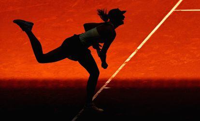 Maria Sharapova de Rusia devuelve la pelota a la holandesa Kiki Bertens, en el Mutua Madrid Open de tenis, en Madrid (España).