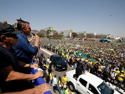 El presidente de Brasil, Jair Bolsonaro, habla a sus seguidores durante la manifestación contra el Tribunal Supremo del país, frente al congreso nacional brasileño en Brasilia