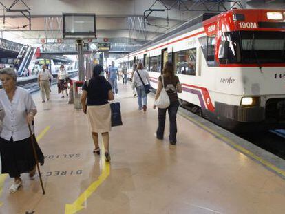 Tren de Cercan&iacute;as en la estaci&oacute;n madrile&ntilde;a de Atocha. / P. Monge