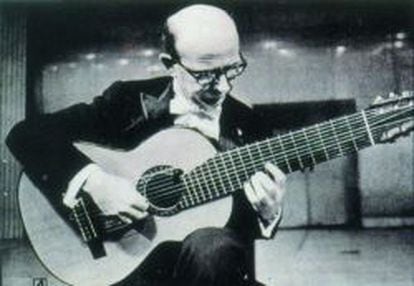 Narciso Yepes, con la guitarra de diez cuerdas.
