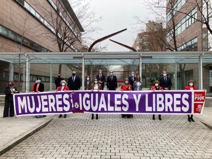 Diputados del PSOE se manifiestan en la Asamblea por el 8-M.