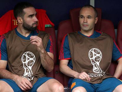 Carvajal e Iniesta en el banquillo del Luzhniki.