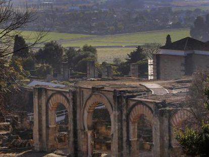 Una vista del Conjunto Arqueol&oacute;gico de Medina Azahara, con construcciones y parcelas ilegales al fondo.