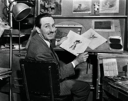 Walt Disney con unos bocetos durante la preparaci&oacute;n de Bambi. 