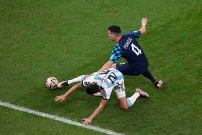 Ivan Perisic, derecha, y el argentino Nahuel Molina pelean por un balón dividido en la primera parte del partido. 