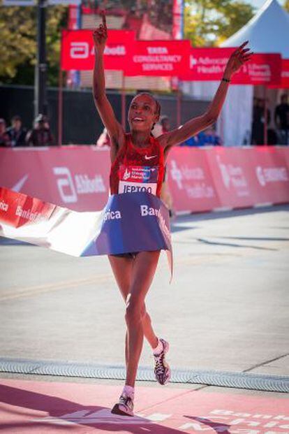 Rita Jeptoo cruza la línea de meta en el maratón de Chicago.
