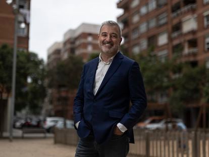 Jaume Collboni, candidato del PSC a la alcaldía de Barcelona para las municipales del 28 de mayo, fotografiado en el barrio de la Marina del Port.