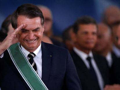 Bolsonaro hace un saludo militar en la toma de posesión del jefe de las Fuerzas Armadas este viernes en Brasilia.