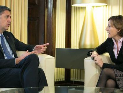 Xavier García Albiol y Carme Forcadell instantes antes del inicio de la reunión de este viernes.