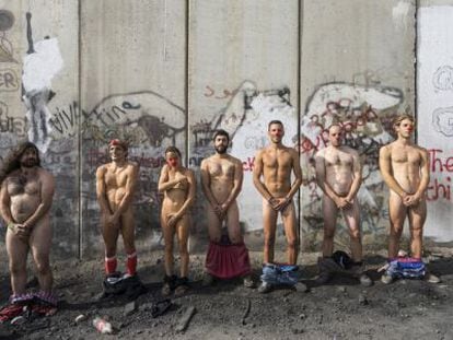 Pallasos en Rebeldía, desnudos ante el muro de Cisjordania