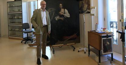 Ubaldo Sedano, director de restauración del Museo Thyssen, frente a la obra de Caravaggio.