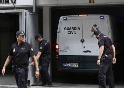 El furg&oacute;n de la Guardia Civil accede a las dependencias de la Audiencia Nacional.