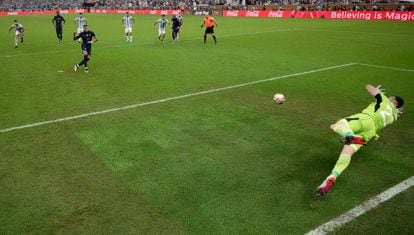 Mbappé marca de penalti el primer gol para Francia. 