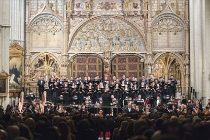 Coro, orquesta, solistas y director en un momento del concierto en la catedral de Toledo.