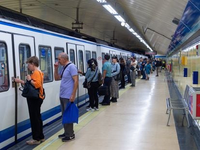Varias personas esperan para abordar un tren en la estación de Metro de Nueva Numancia, el 27 de septiembre.