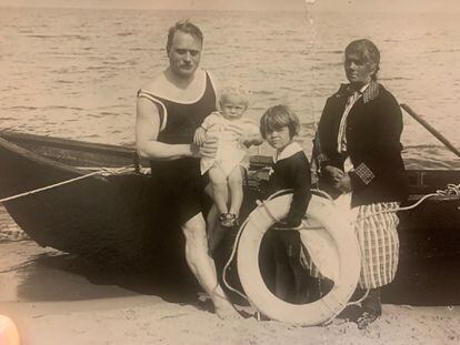 Josefa López Calvo, en el mar Báltico junto a Czesław Meissner, yerno de Sofía Casanova, y sus dos hijos, Andrzej y Karol.