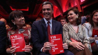 Pedro Sánchez, junto a Cristina Narbona y Carmen Calvo, en la presentación del programa socialista.
