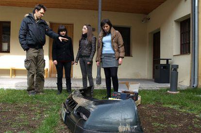 Daniel Canogar con tres alumnas de la Escuela de Arquitectura de la IE University.