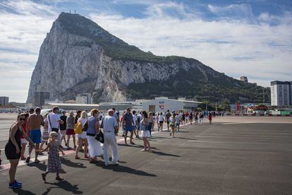 Uno de los puntos importantes en la negociación del Brexit con la Unión Europea era la situación de Gibraltar y los posibles peligros de una salida sin acuerdo. En la imagen, ciudadanos cruzan el aeropuerto del Peñón el día de la Fiesta Nacional de Inglaterra en 2016.