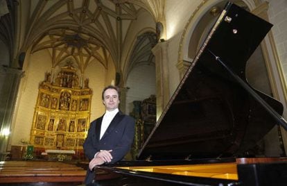 Alberto Urroz, junto al piano antes de un concierto en la iglesia de Mendigorria.