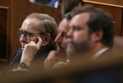 Ramón Tamames (izquierda) escucha una de las intervenciones en el Congreso. 