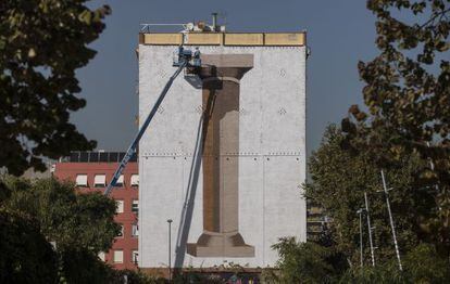 El artista español ESCIF, en la calle Espronceda, en el distrito 22@.