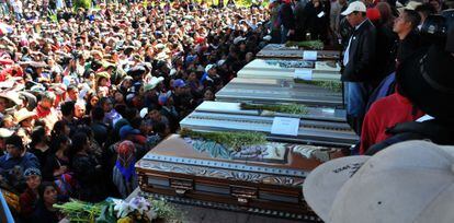 Imagen del funeral de los campesinos.