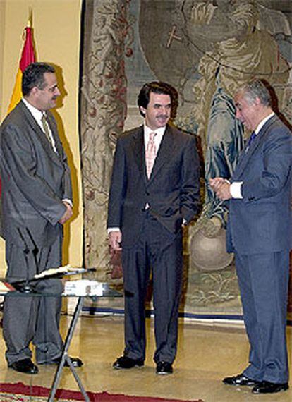 Aznar, con Arenas y el nuevo delegado en Baleares, Miquel Ramis (izquierda).