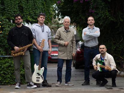 De izquierda a derecha los músicos de Vera Fauna, Álex Fernández, Jaime de Sobrino, Juanlu Romero y Kike Suárez. En el centro, Kiko Veneno.