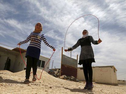 La adolescente Omayma al Hushan, a la derecha, ha lanzado una iniciativa contra el matrimonio infantil en el campo de Zaatari, en Jordania.