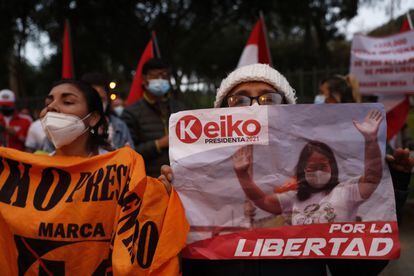 Simpatizantes de la candidata presidencial Keiko Fujimori se reúnen hoy para protestar y denunciar presunto fraude electoral en la última segunda vuelta, en el sector Campo de Marte, en Lima (Perú).