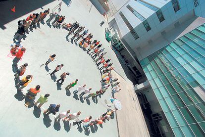 Alrededor de cien personas se reunieron un sábado de 2006 en el patio de EL PAÍS  en Madrid para realizar una C de <i>copyleft.</i>