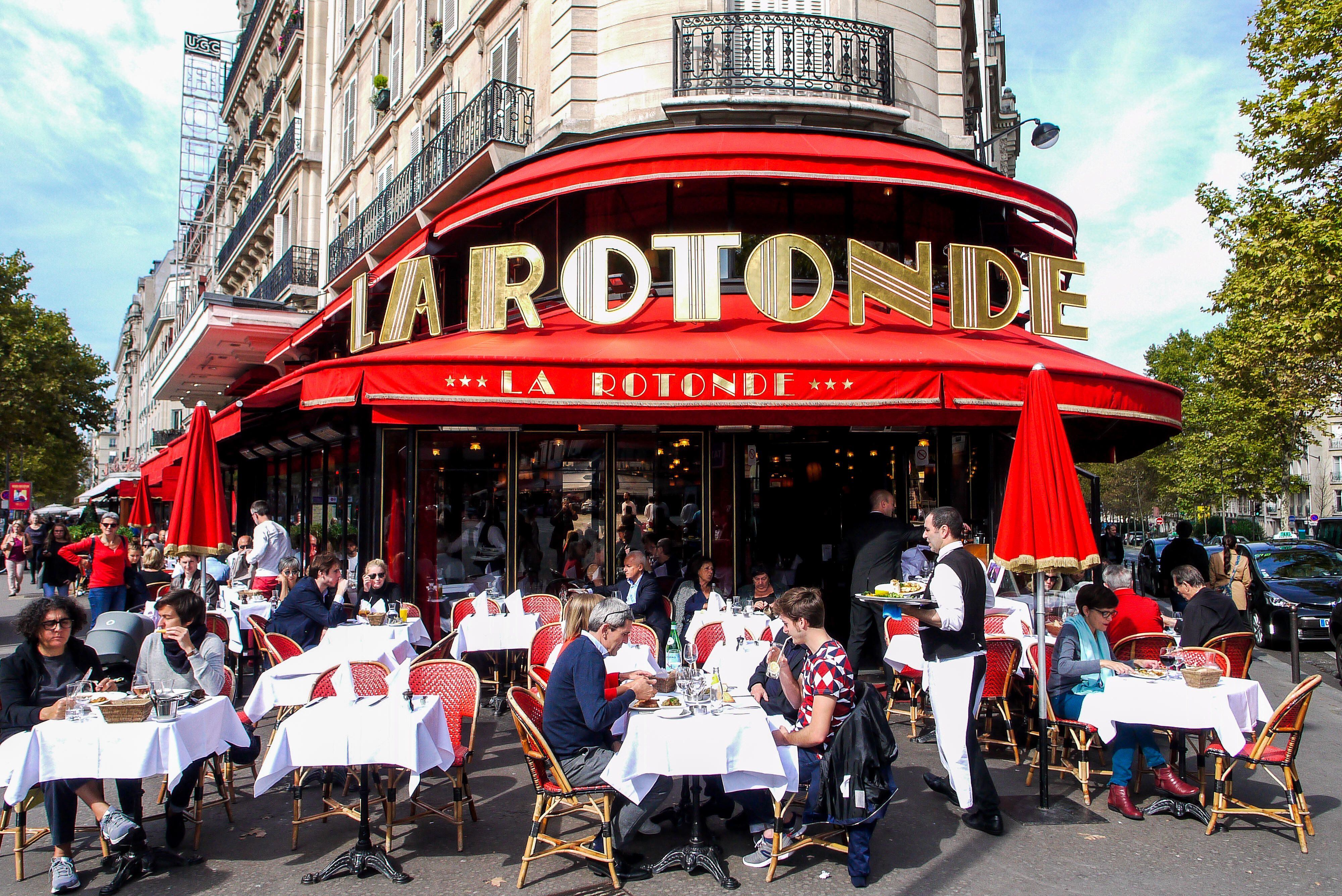 Terraza de La Rotonde, en el barrio de Montparnasse de París. 