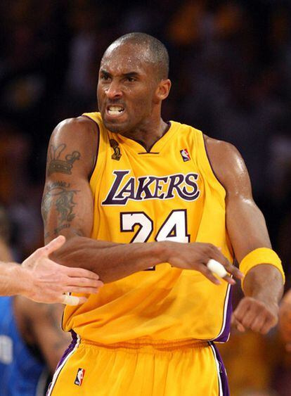 El jugador de los Lakers de Los Ángeles, Kobe Bryant, fue uno de los primeros en usar 'Twitter' durante el descanso de un partido.