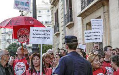 Trabajadores afectados por el ERE de Radiotelevisión Valenciana protestan a las puertas del TSJ de la Comunidad Valenciana. EFE/Archivo