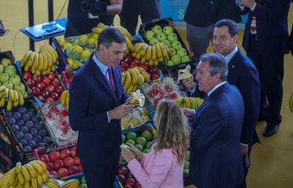 El presidente del Gobierno, Pedro Sánchez, junto al presidente de la Junta, Juanma Moreno; la ministra de Transportes, Movilidad y Agenda Urbana, Raquel Sánchez y el alcalde de Sevilla, Juan Espadas, prueban unos plátanos de Canarias antes de la inauguración oficial del I Foro Urbano de España.