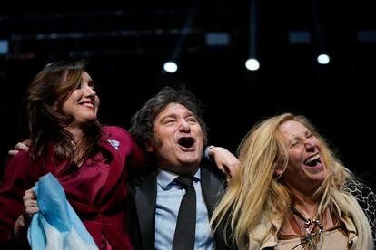 El candidato presidencial Javier Milei, en el centro, su hermana Karina, a la derecha, y su compañera de fórmula Victoria Villarruel se abrazan durante un acto de campaña en Buenos Aires, Argentina, el 18 de octubre de 2023.